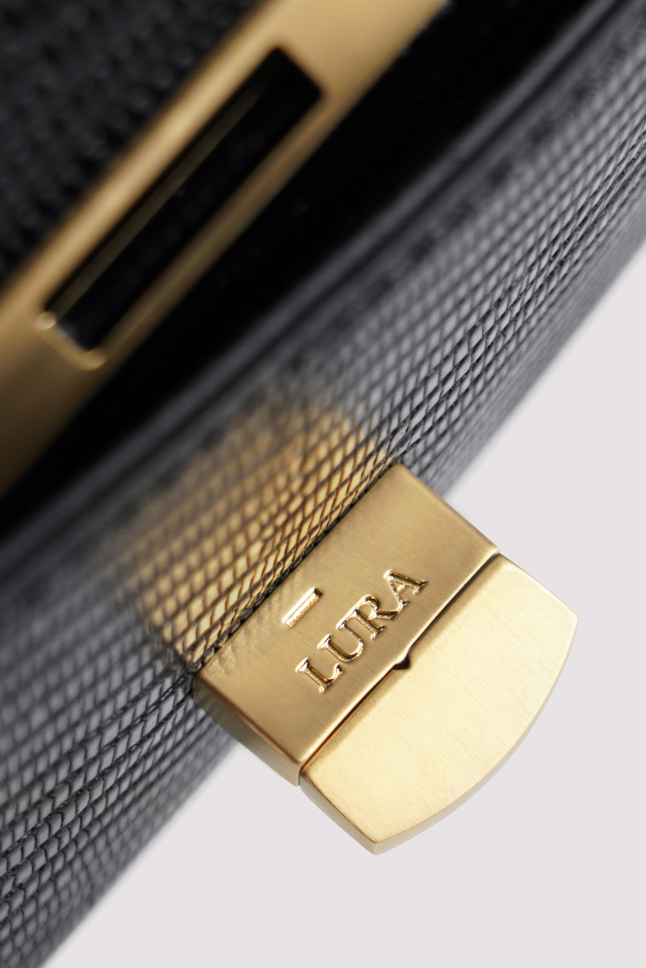 LURA_MINI YVE LIZARD_ONYX_DETAILS_001